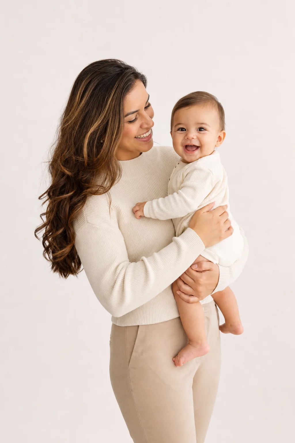 Mulher sorrindo com um bebê no colo
